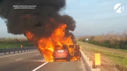 Автомобиль астраханского депутата — бойца СВО взорвался на трассе