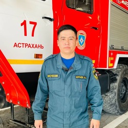 Астраханский пожарный вынес из огня женщину с тремя детьми и инвалида