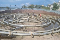 Астраханские фонтаны очищают от грязи
