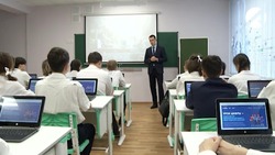 Астраханский министр провёл «Урок цифры» для школьников