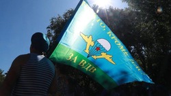 Игорь Бабушкин поздравил астраханских десантников с Днём ВДВ