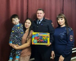 Астраханский полицейский вызволил ребёнка из запертого дома