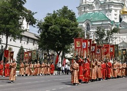 В Астрахани состоялся крестный ход ко Дню славянской письменности и культуры