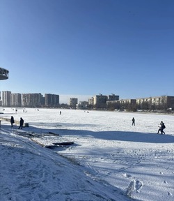 Астраханские спасатели прервали опасные игры на тонком льду