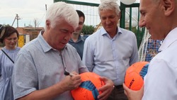 Легендарный футболист Евгений Ловчев посетил астраханское село