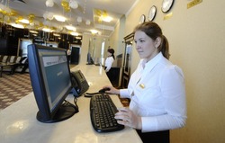 Россияне смогут заселяться в отели по водительским правам