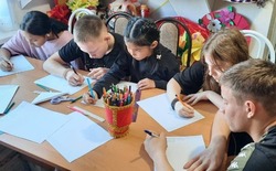 Дети из Астрахани поддерживают бойцов СВО письмами-треугольниками