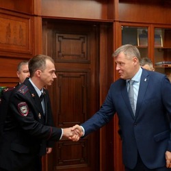 Губернатор Игорь Бабушкин поздравил лучшего участкового Астраханской области