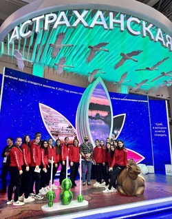 Астраханские гандболистки провели автограф-сессию на выставке «Россия»