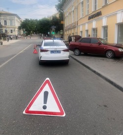 В центре Астрахани автомобиль отбросило на административное здание