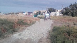 В Астрахани подсыпают грунтовые дороги