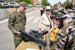 В День Победы в Астрахани прошла выставка военной техники