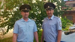Астраханские полицейские помогли мужчине потушить горящий автомобиль