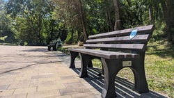 В Ессентуках мусор превратили в скамейки