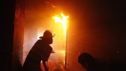 За сутки в Астраханской области из-за неосторожности горели частный дом и квартира