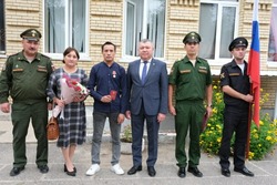 Астраханскому бойцу вручили медаль Суворова