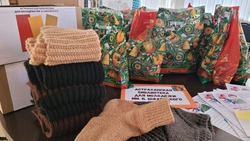 Астраханская библиотека передала тёплые шарфы бойцам СВО