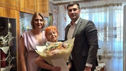 Ветеран СВО поздравил астраханку с 90-летием