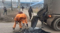 В Астрахани продолжается ямочный ремонт дорог