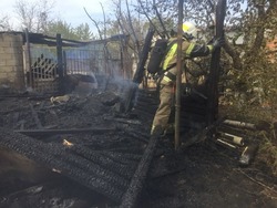 В Советском районе Астрахани горит камыш и две хозпостройки