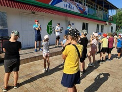 Астраханские ватерполисты провели утреннюю зарядку для школьников из ЛНР 