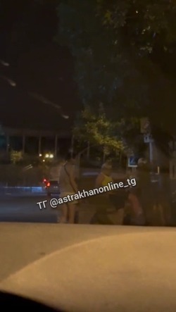 В центре Астрахани женщина ногами избивала лошадь