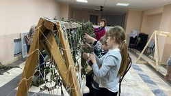 Камызякские волонтёры изготовили сотую масксеть для бойцов СВО