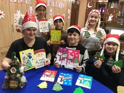 Воспитанники астраханских соццентров отправили бойцам СВО новогодние послания 