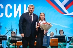 Ко Дню России Игорь Бабушкин вручит паспорта астраханским школьникам