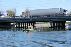 В астраханских каналах находят коляски и продуктовые тележки