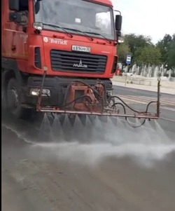 Коммунальные службы борются с жарой в Астрахани