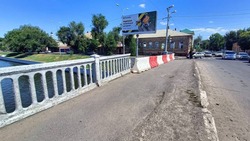 В Астрахани из-за ДТП повреждено ограждение Троицкого моста