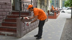 На исторических зданиях Астрахани закрашивают надписи, сделанные вандалами
