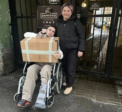 Ребята из астраханского соццентра «Вера» отправили новогодний подарок бойцу СВО