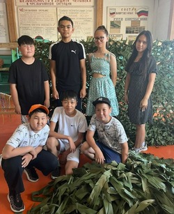 Астраханские школьники плетут масксети для победы