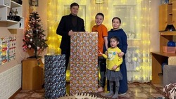 Виктор Нуртазин подарил велосипед и батут юным астраханцам