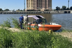 В Астрахани из воды извлекли утопленника