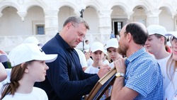 Астраханский губернатор встретился с участниками фестиваля «Поют дети России» 