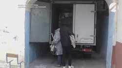 Жильцам обрушившегося в Астрахани дома помогают вывезти вещи с базы хранения