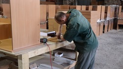 Астраханские осуждённые изготовили столы для учителей