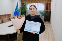 Выпускницы астраханских колледжей получили миллион рублей за работу в селе