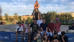 Астраханских подростков учили кататься на скейтборде