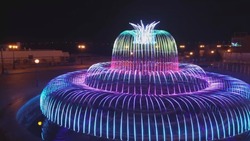 Светодинамический фонтан на набережной стал местом притяжения астраханцев