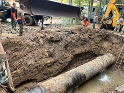 На улице Ботвина продолжают устранять аварию 