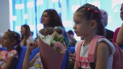 30 астраханских семей получили рюкзаки со школьными принадлежностями