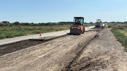 Астраханские дорожники ремонтируют трассу в Лиманском районе