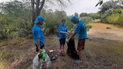 Астраханские школьники провели уборку берега