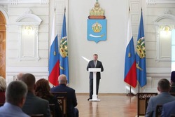 Губернатор Астраханской области поздравил и наградил лучших сотрудников органов юстиции