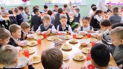 Астраханский министр образования и науки опробовал еду в школьной столовой