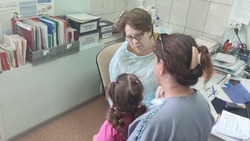 Врачи астраханской «Мобильной поликлиники» провели осмотр детей в Енотаевке